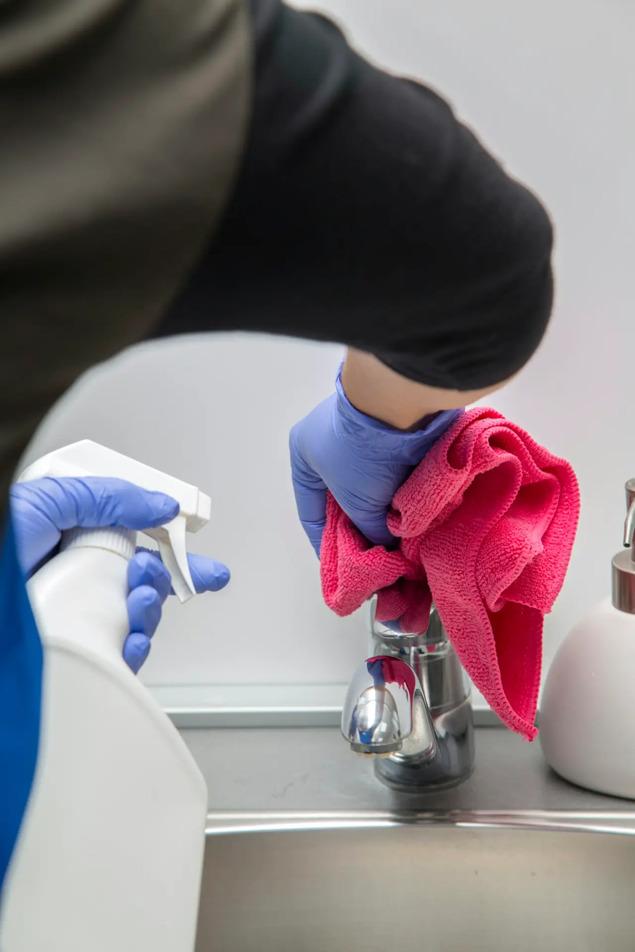 Professional bond cleaner performing end of lease cleaning service in Perth